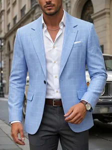 Detailansicht eines hellblauen karierten Herren-Sakkos im eleganten Business-Stil.