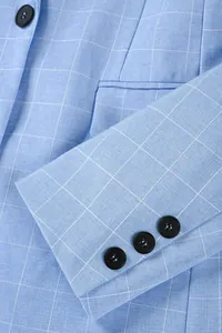 Detailaufnahme der hellblauen karierten Sakko-Manschette mit Stoffstruktur und Knöpfen