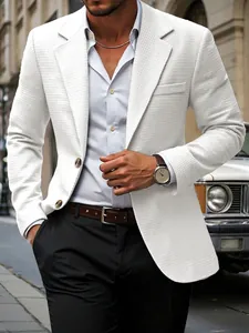 Gedetailleerd overzicht van een witte wafelgebreide blazer voor een stijlvolle zakelijke look.