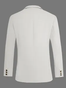 Gedetailleerd achteraanzicht van een premium witte getextureerde herenblazer chic