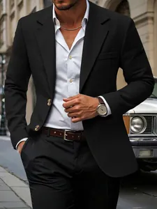 Detailopname van een premium zwarte herenblazer in een zakelijke casual straatstijl setting