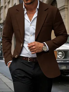 Gedetailleerde opname van een bruine heren blazer met textuur voor zakelijke look