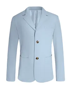 Close-up van een lichtblauwe herenblazer met textuur, tweeknoops ontwerp en opzetzakken