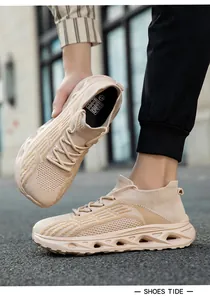 Dettaglio profilo laterale di sneakers a calzino in mesh beige con suole traforate.