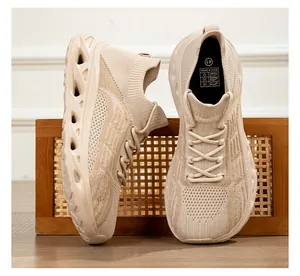 Dettaglio di scarpe sportive in maglia beige con mesh traspirante e suola morbida
