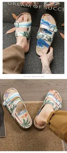 Detailansicht lässiger Strand-Sandalen mit tropischen Palmen- und Wellenprints.