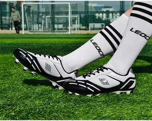 Nahaufnahme von professionellen schwarz-weißen Fußballschuhen für Training