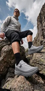 Professionelle Untersicht von grauen Herren-Wanderschuhen in felsigem Berggelände