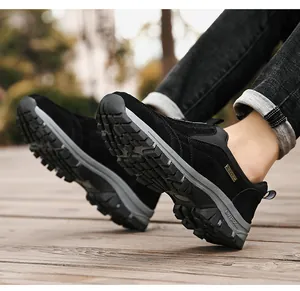 Primer plano de zapatillas negras de senderismo con suelas resistentes y detalles