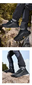Nahaufnahme schwarzer Wanderschuhe mit rutschfester Vibram-Sohle auf Felsgelände