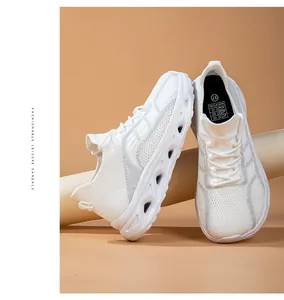 Dettaglio laterale di sneakers a calza in maglia bianca traspirante con suola ammortizzata