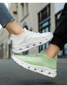 Dettaglio di sneaker in maglia traspirante con suole ammortizzate e design cavo.