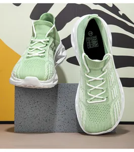 Dettaglio ravvicinato di scarpe in maglia traspirante verde chiaro con suole bianche