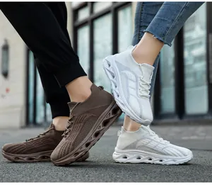 Dettaglio delle sneakers a calza traspiranti Fly-knit per coppie in bianco e marrone.