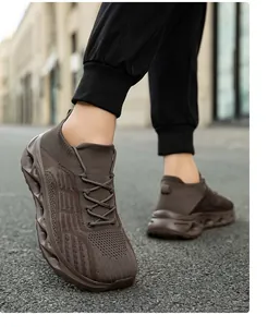 Primo piano di sneakers a calzino marroni traspiranti con suola ammortizzante