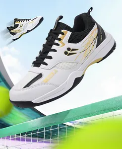Chaussures de volleyball pro blanc et or en gros plan dynamique sur un terrain de sport
