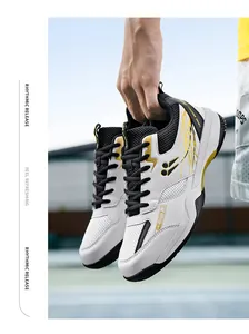 Vue détaillée de chaussures de sport blanc et or pour le volley et le badminton.