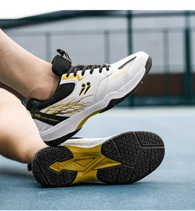 Vue détaillée de chaussures de volley professionnelles avec semelle en gomme