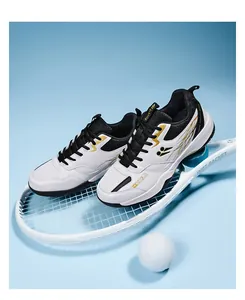 Chaussures de sport professionnelles blanc et or présentées sur une raquette de tennis.