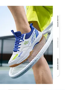 Gros plan d'une chaussure de sport blanche et bleue traversant un tamis