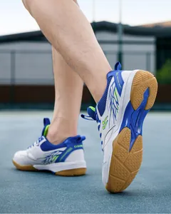 Vue détaillée de chaussures de volley-ball pro bleues et blanches avec semelle en gomme.