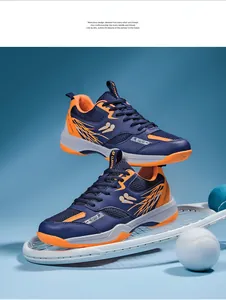 Vue détaillée de chaussures de sport bleu marine et orange avec accessoires de tennis.