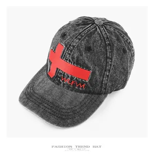 Detailansicht einer Baseballkappe aus gewaschenem Denim mit rotem Kreuz