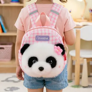 Rückansicht eines Kindes mit einem niedlichen Panda-Plüschrucksack in Rosa-Weiß