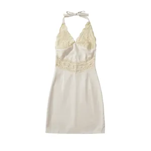 Detailansicht eines eleganten weißen Neckholder-Kleids mit Spitze und V-Ausschnitt