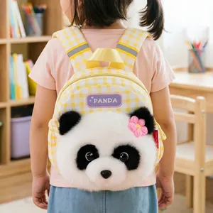 Detailansicht eines niedlichen Panda-Plüschrucksacks für Kinder mit gelben Karostreifen