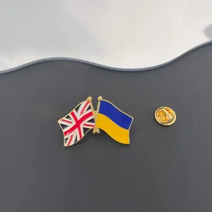 Detailweergave van de vergulde emaille speld met gekruiste vlaggen van de UK en Oekraïne