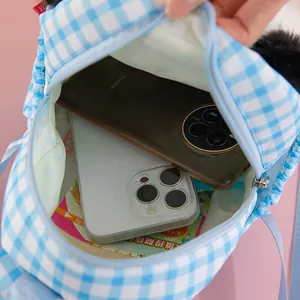 Innenansicht des blauen karierten Plüschrucksacks für Kinder mit Stauraum