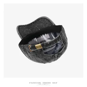 Detail einer gewaschenen Denim-Basecap mit verstellbarem Metallschnallenverschluss