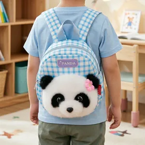 Rückansicht eines Kindes mit blau-weiß kariertem Kleinkinderrucksack mit Panda-Gesicht