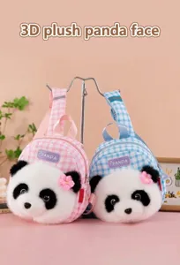Detail des süßen 3D-Plüsch-Panda-Gesichts auf dem karierten Kinderrucksack in Rosa