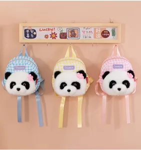 Drei süße Plüsch-Panda-Rucksäcke für Kinder in blauem, gelbem und rosa Karomuster