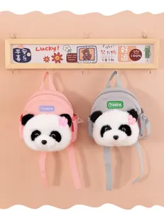 Nahaufnahme von rosa und grauen Panda-Rucksäcken für Kleinkinder in einem Kinderzimmer.