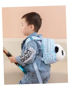 Seitenansicht eines Kleinkindes mit einem süßen blau karierten Panda-Plüschrucksack für Kinder