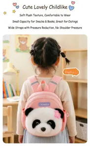 Rückansicht eines Kindes mit einem rosa Panda-Plüschrucksack in einem Spielzimmer