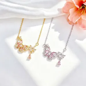 Dettaglio delle eleganti collane con farfalle e fiori di ciliegio e cristalli di zirconia
