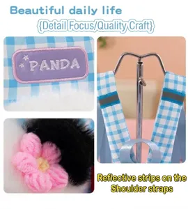 Detail des Panda-Plüschrucksacks mit Reflexstreifen und dekorativer Blume
