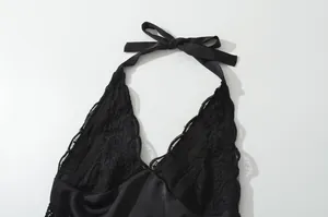 Detailansicht der eleganten schwarzen Spitzendetails an einem sexy Neckholder-Kleid mit V-Ausschnitt