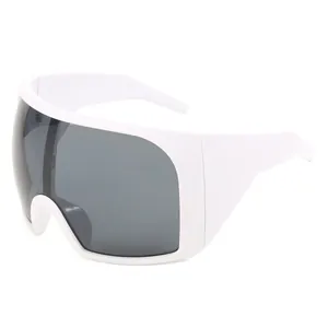 Übergroße futuristische weiße Schild-Sonnenbrille mit dunkelgrauen Gläsern für Sport