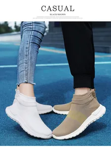 Gros plan de baskets en maille élastique légère pour le sport sur une piste d'athlétisme bleue