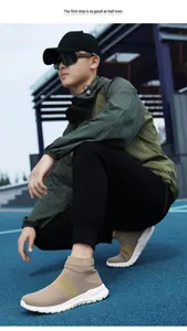 Gros plan de baskets en maille beige pour hommes avec semelles épaisses blanches