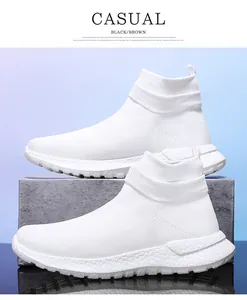 Vue détaillée de baskets à enfiler en mesh blanc pour hommes avec semelles épaisses