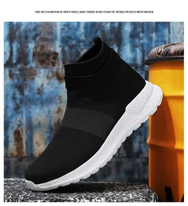Gros plan de baskets montantes noires en maille avec semelle épaisse blanche texturée