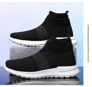 Vue détaillée de profil de chaussures pour hommes en maille extensible avec semelle blanche.