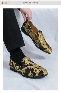 Detailansicht von stilvollen Herren-Loafers in Schwarz mit feiner Goldstickerei-Verzierung