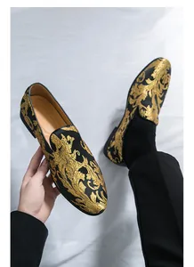 Detailansicht der schwarzen Herren-Loafer mit aufwendiger goldener Barock-Stickerei